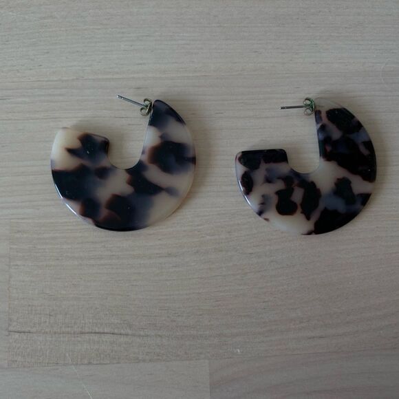 Tortoise Shell Colored Elegant Circular Earrings - Picture 2 of 2